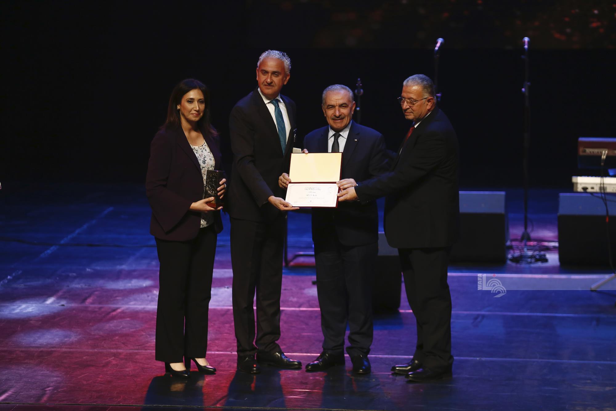 رئيس الوزراء محمد اشتية خلال تسليمه جائزة ياسر عرفات للإنجاز للعام 2022 لرئيس بلدية رام الله عيسى قسيس (عدسة: حمزة شلش/وفا) 